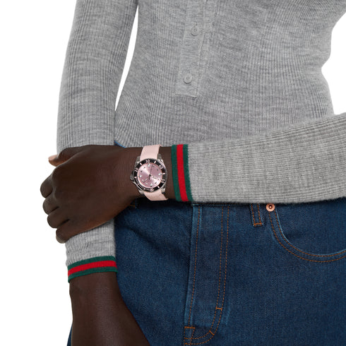 Gucci Dive 36 mm stainless steel case, black ceramic bezel, pink dial, pink rubber bracelet, self-winding movement YA136408