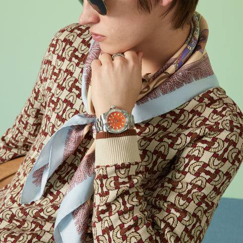 Gucci Dive 40 mm steel case, orange dial, white bezel, steel bracelet, screw-down crown and case back YA136355