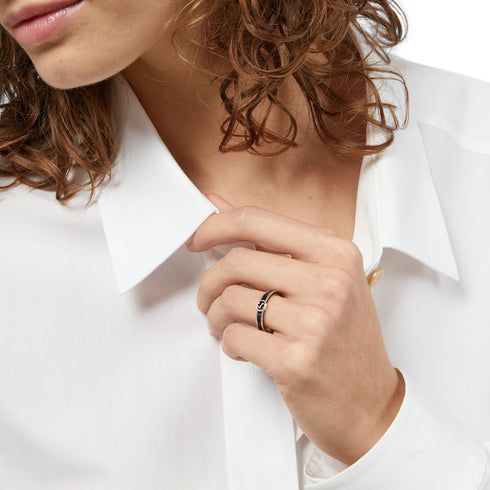 Interlocking G Ring in sterling silver and black enamel with detail YBC701620001