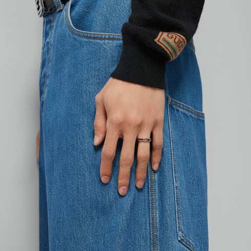 Interlocking G Ring in sterling silver and black enamel with detail YBC701620001